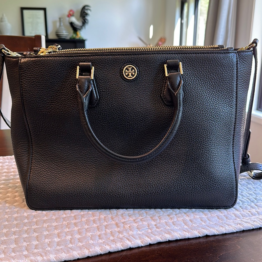 Black almost new Tory Burch leather purse.